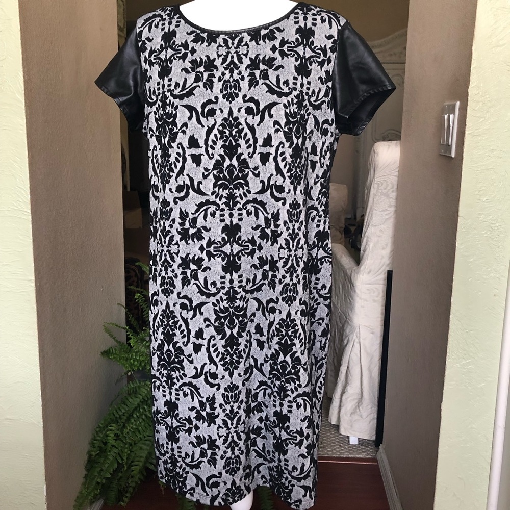 Black/Gray damask shortsleeved dress- size 16